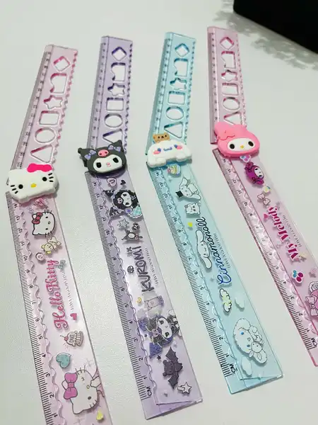 Regla expandible Sanrio