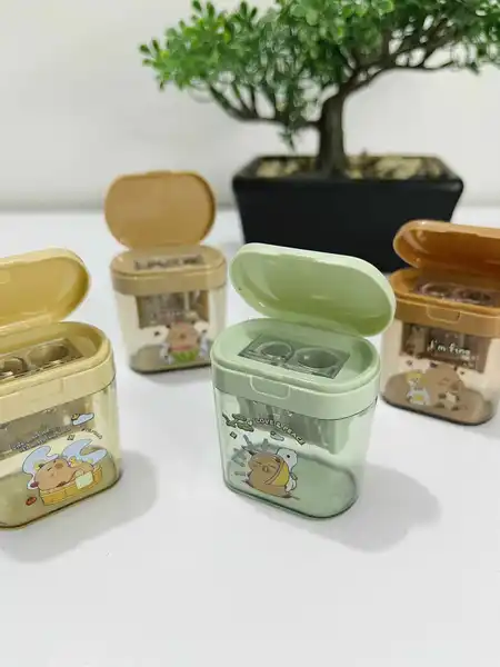 Borradores, sacapuntas y pegamentos.